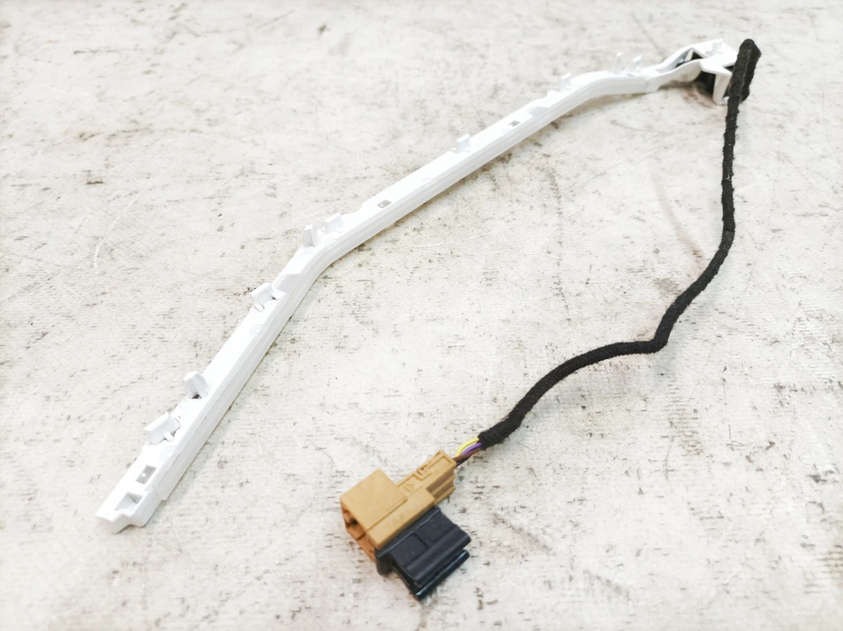 Планка боковой подсветки центральной консоли левая Audi E-tron 4KE947093B