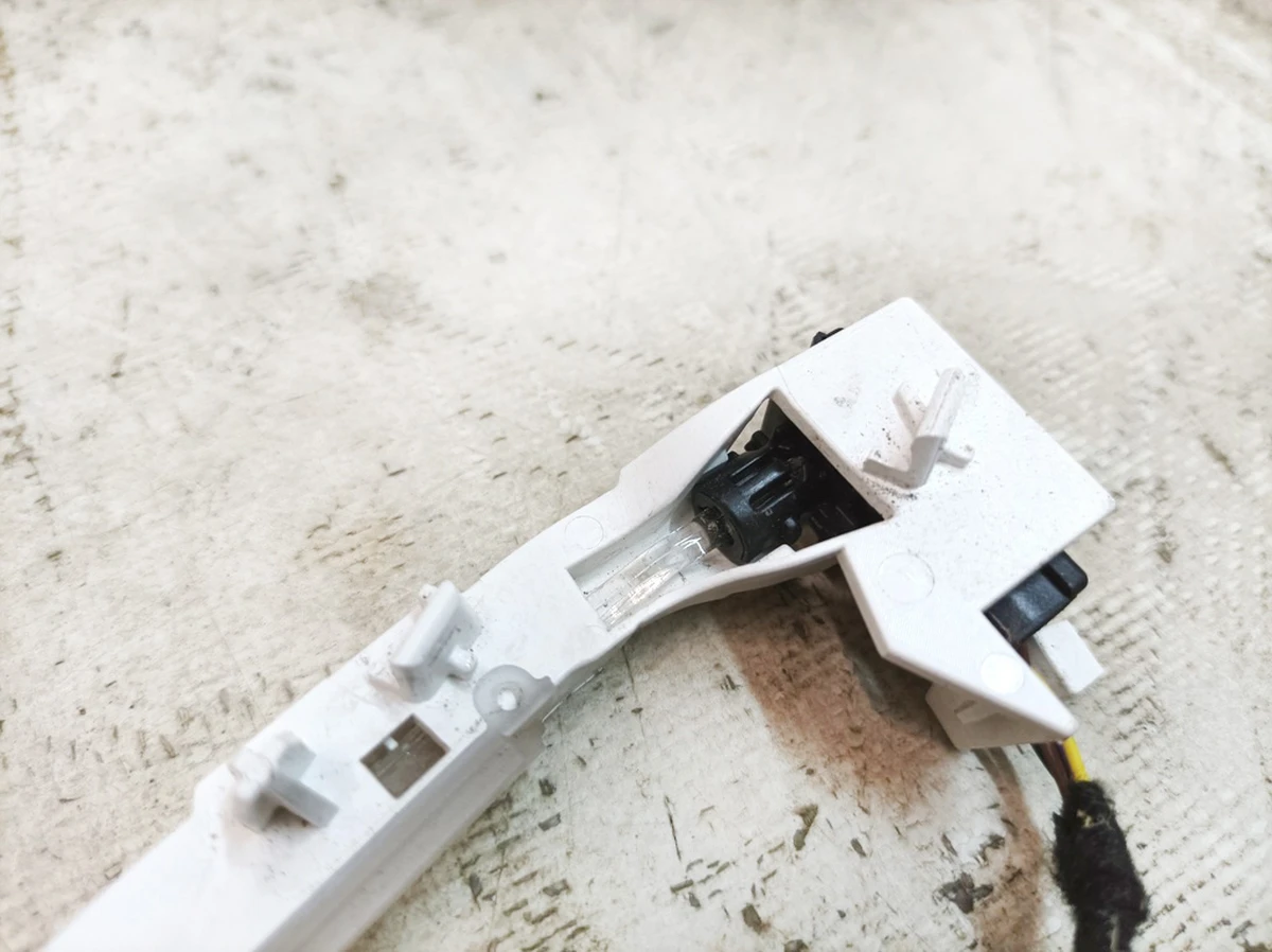 Планка боковой подсветки центральной консоли левая Audi E-tron 4KE947093B