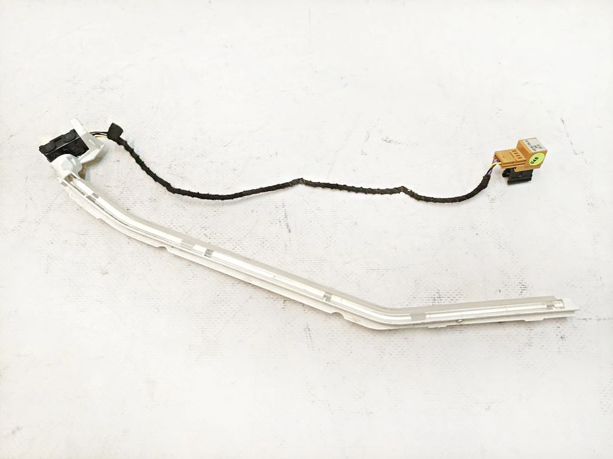 Планка бокового підсвічування центральної консолі права Audi E-tron 4KE947094B