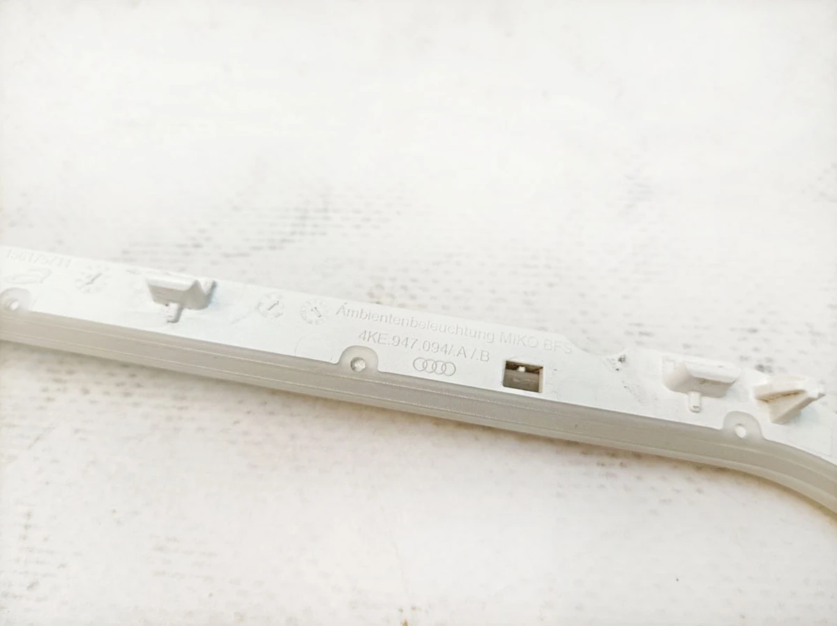 Планка бокового підсвічування центральної консолі права Audi E-tron 4KE947094B