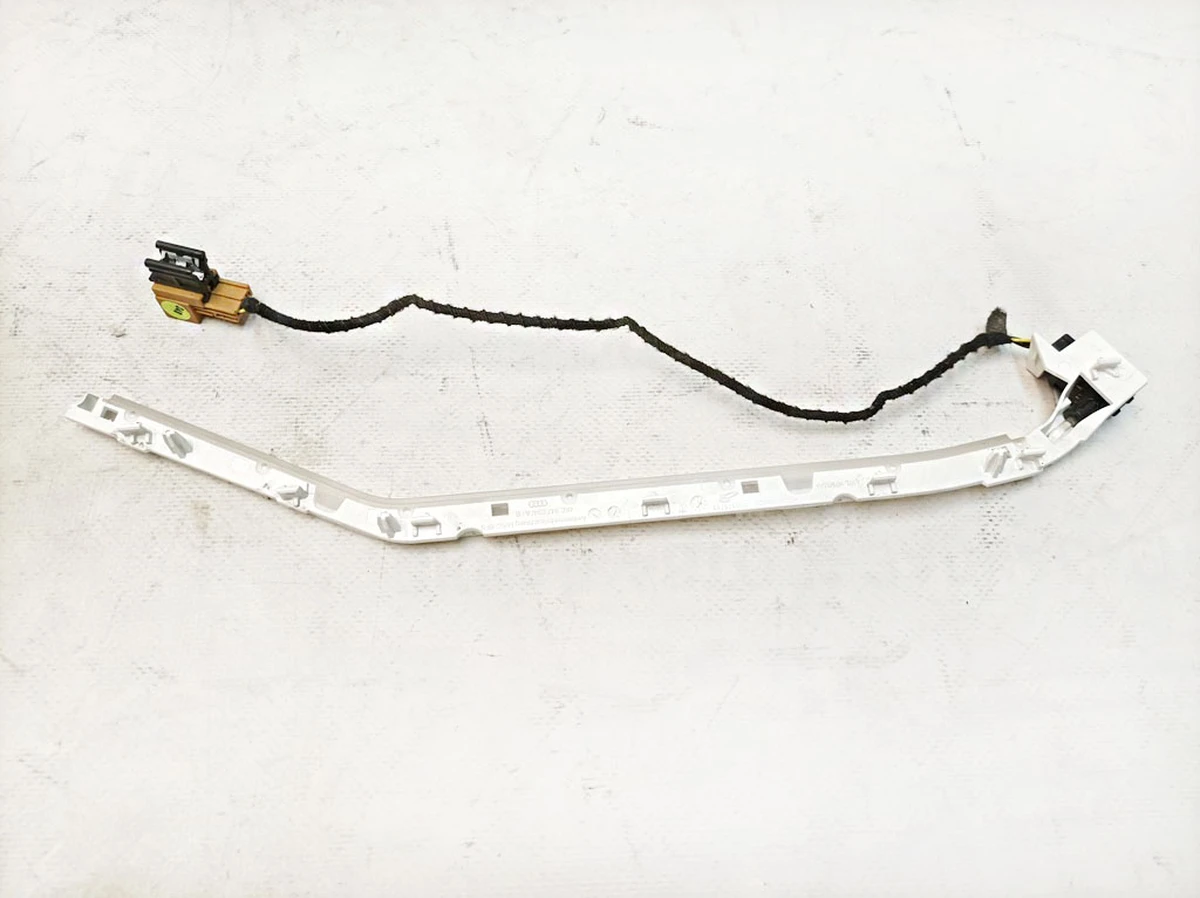 Планка бокового підсвічування центральної консолі права Audi E-tron 4KE947094B