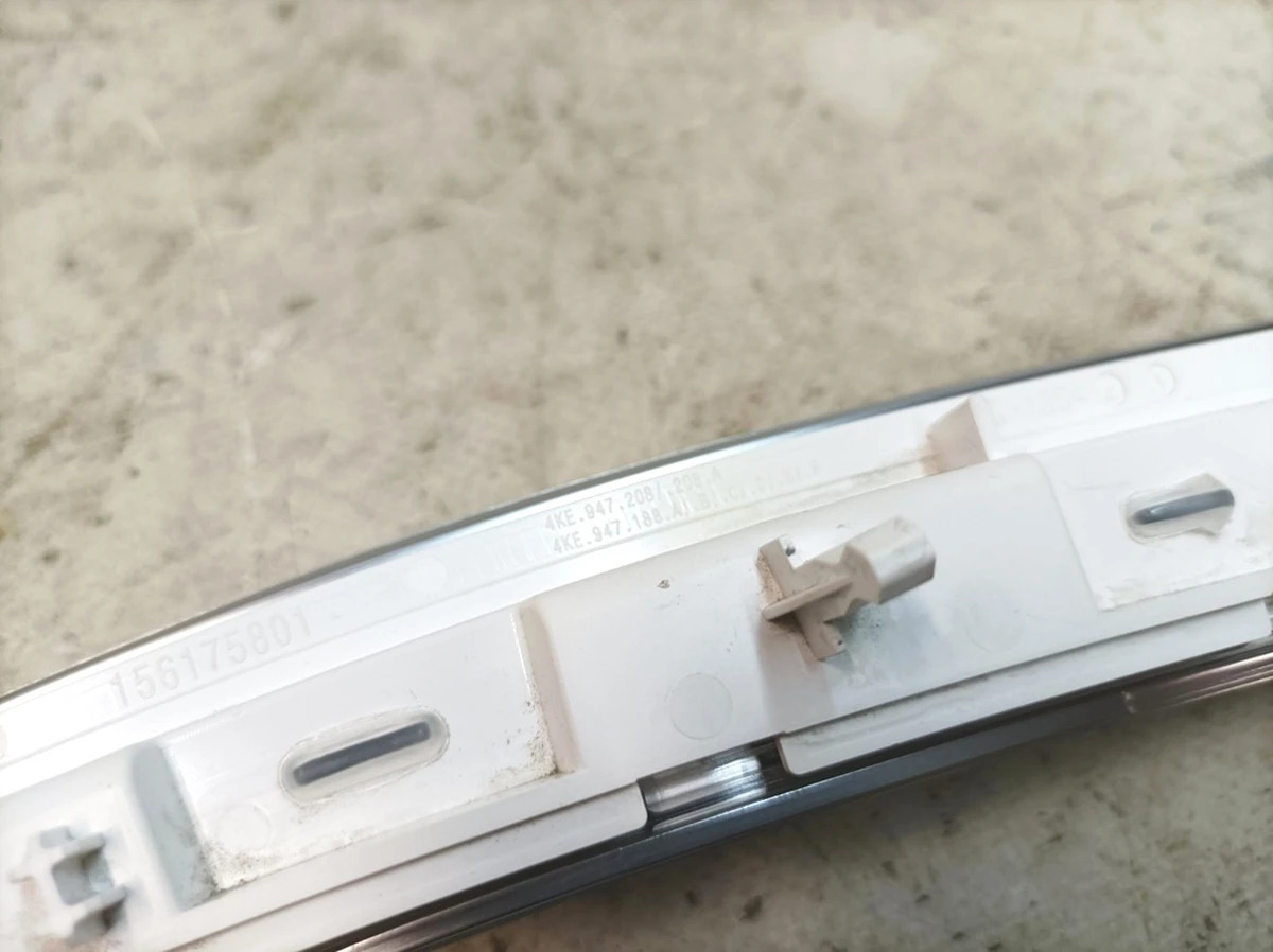 Накладка підлокітника карти дверей задньої правої (пошкоджений світлопровідний елемент) Audi E-tron 4KE947188B