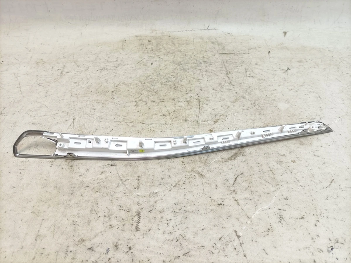 Накладка підлокітника карти дверей задньої правої (пошкоджений світлопровідний елемент) Audi E-tron 4KE947188B