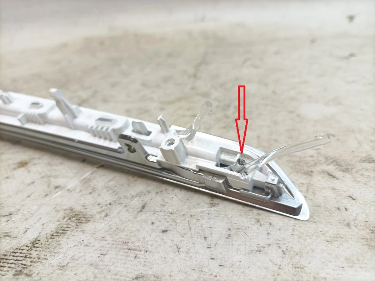 Накладка підлокітника карти дверей задньої правої (пошкоджений світлопровідний елемент) Audi E-tron 4KE947188B