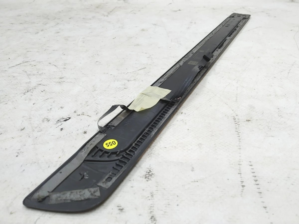 Накладка порога переднего правого с подсветкой с повреждением Audi E-tron 4KE947418