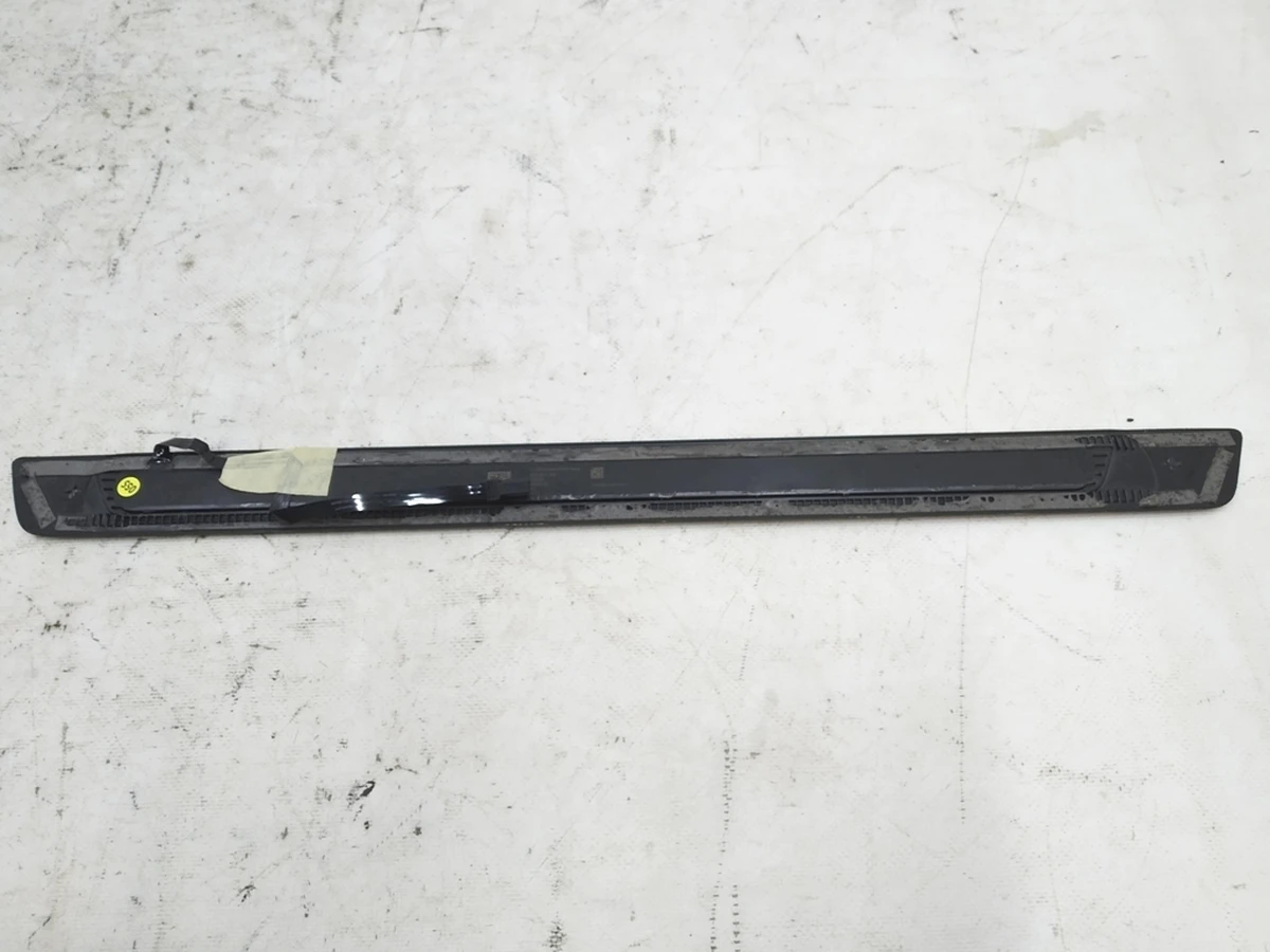 Накладка порога переднего правого с подсветкой с повреждением Audi E-tron 4KE947418