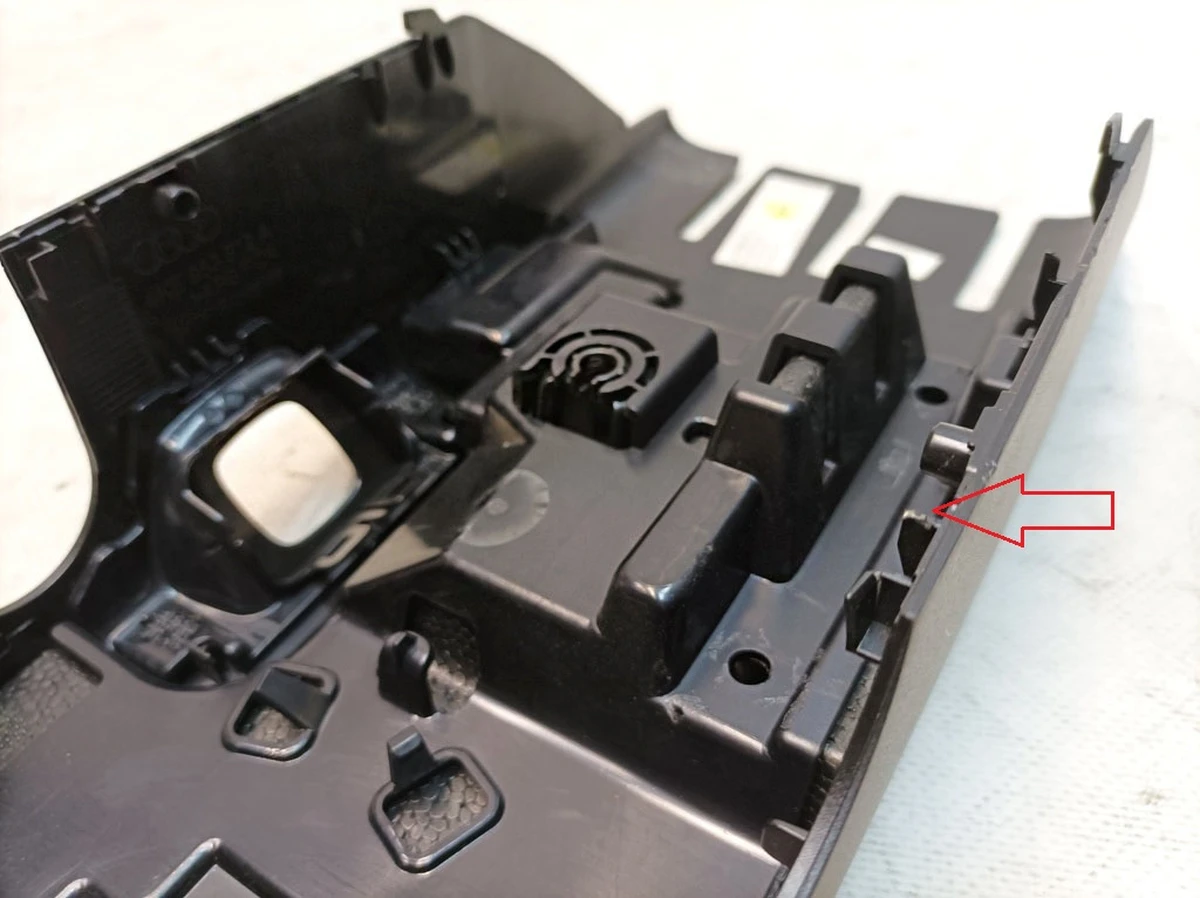 Steering column trim lower part with damage Audi E-tron 4KE953512A