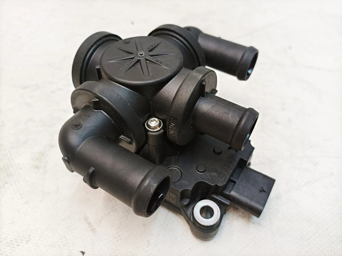 Клапан электрический системы охлаждения Audi E-tron 4KE963375K