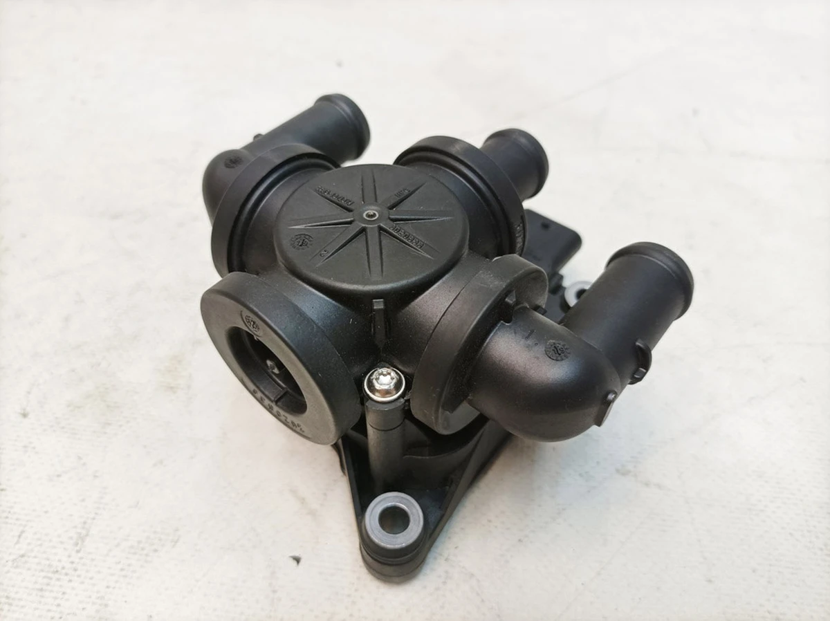 Клапан электрический системы охлаждения Audi E-tron 4KE963375K