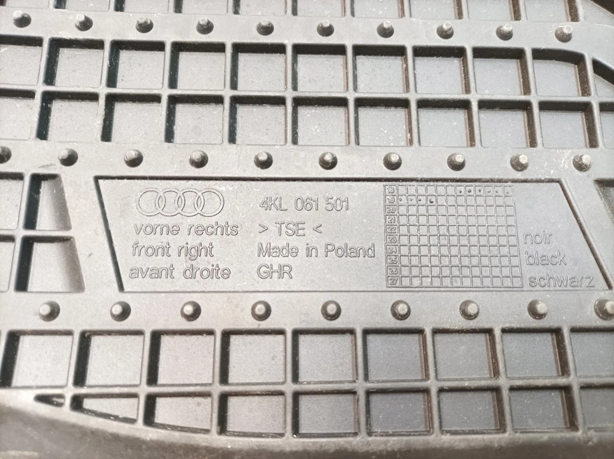 Килимок всепогодний (гумовий) з написом передній правий Audi E-tron 4KL061501