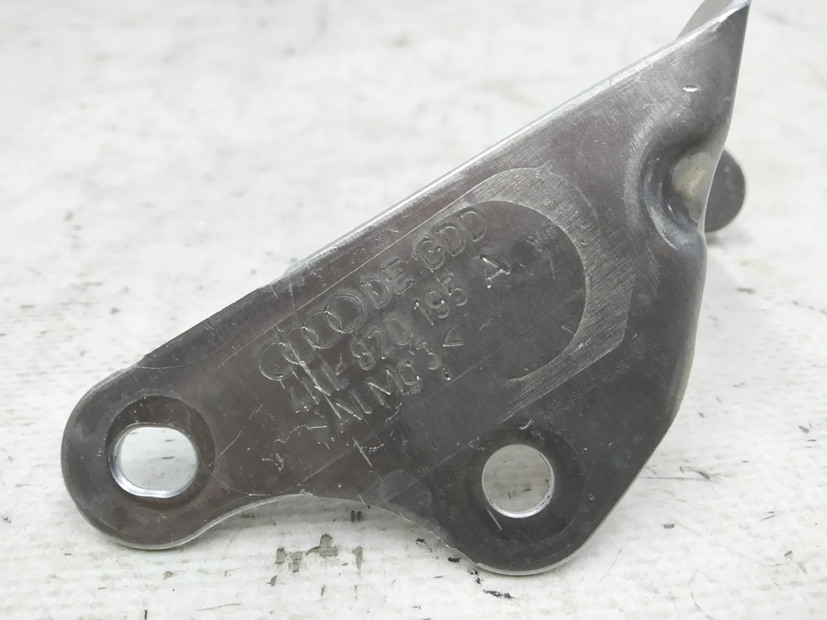 Кронштейн трубопроводу холодоагенту Audi E-tron 4KL820195A