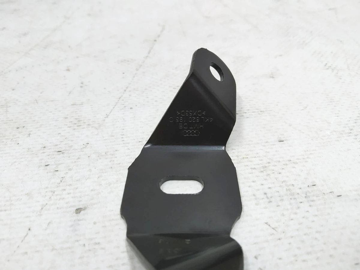 Кронштейн трубопроводу холодоагенту Audi E-tron 4KL820195C