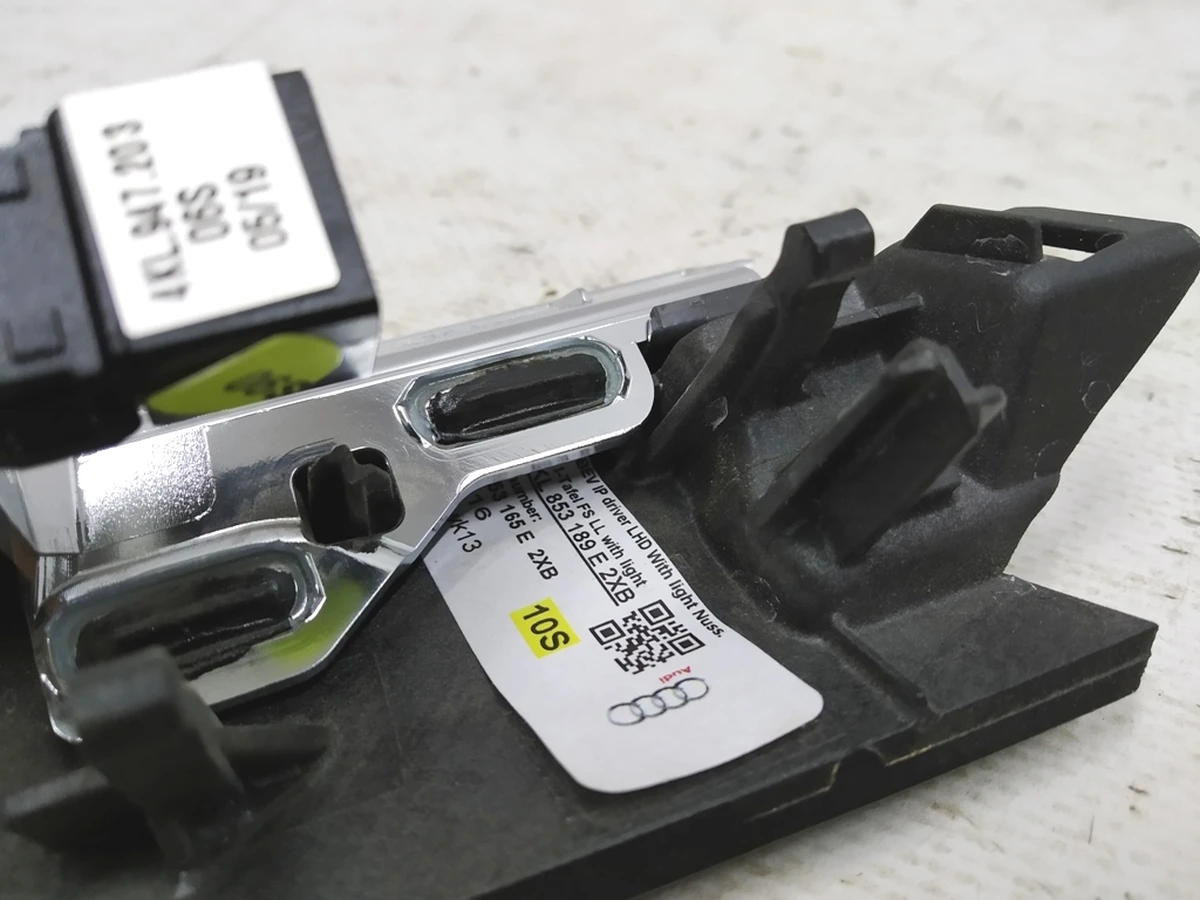 Накладка декоративна передньої панелі з підсвічуванням горіх коричневий Audi E-tron 4KL853189E