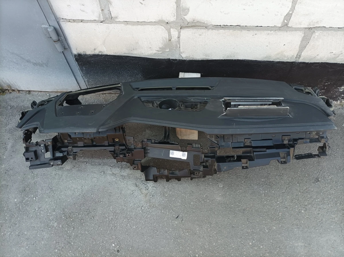 Панель приборов с воздуховодом (торпедо) с повреждением Audi E-tron 4KL857001D
