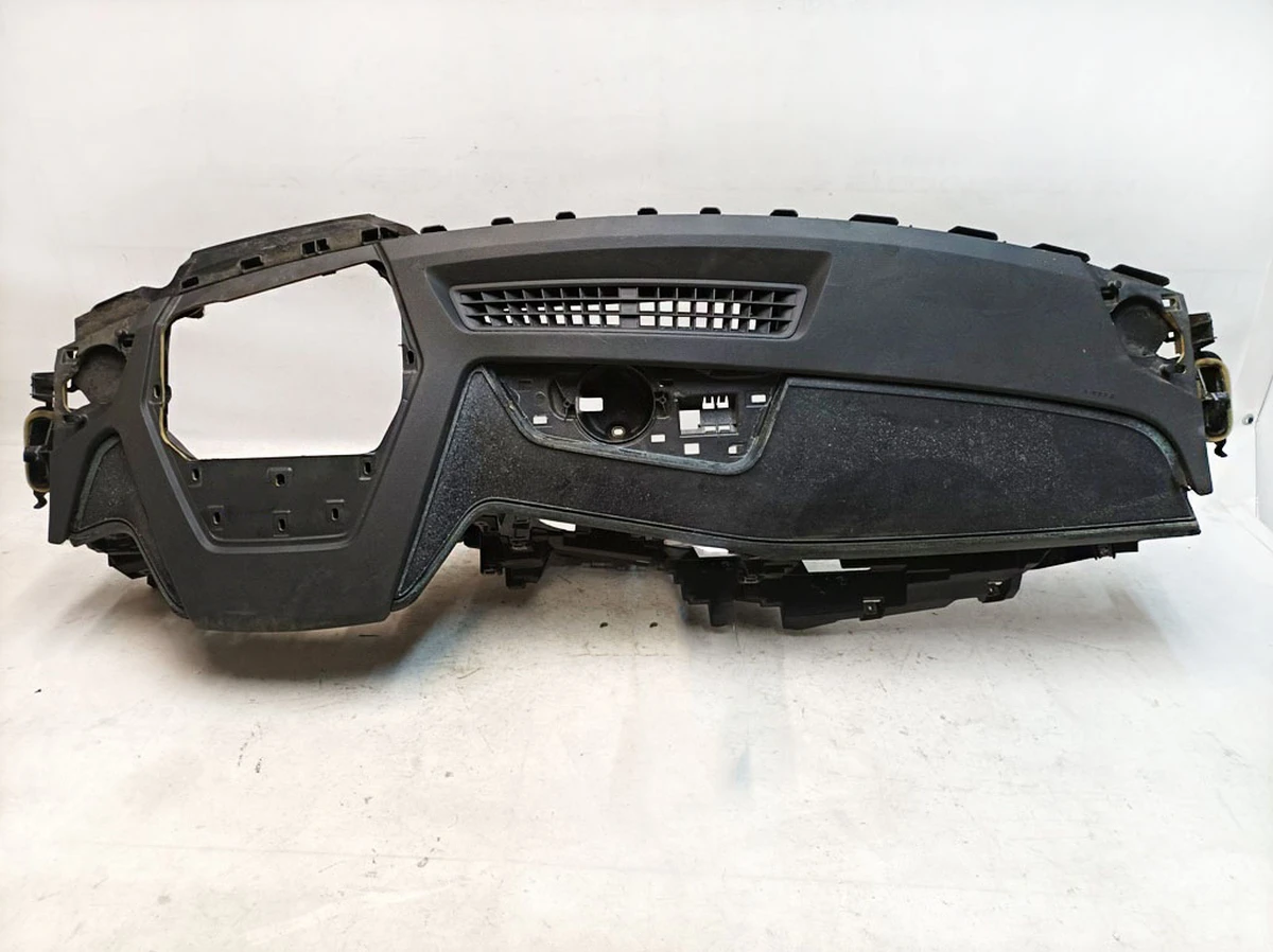 Панель приладів із повітроводом (торпедо) під відновлення Audi E-tron 4KL857001D