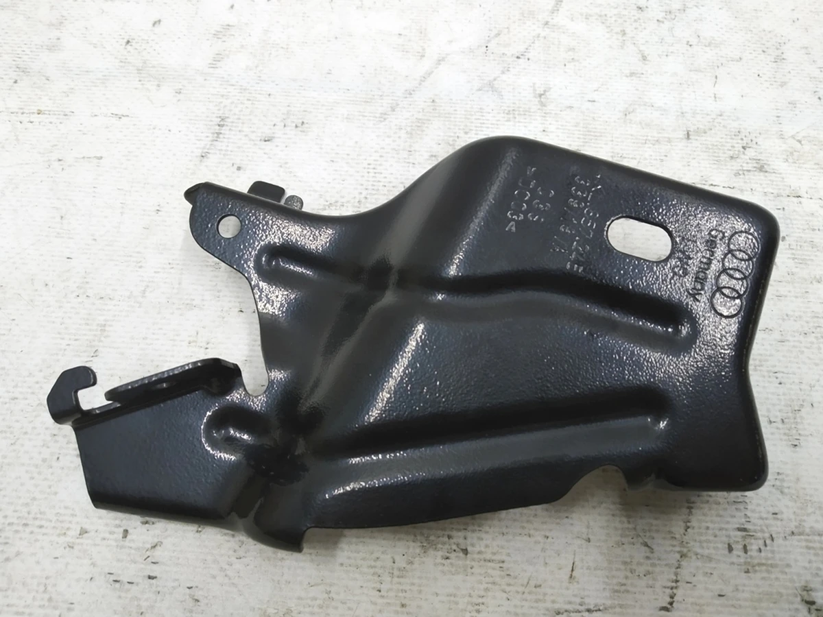 Кронштейн крепления подрулевых панелей левый Audi E-tron 4KL857245