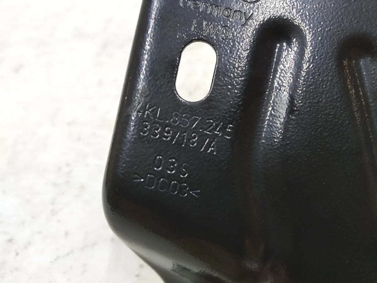 Кронштейн крепления подрулевых панелей левый Audi E-tron 4KL857245