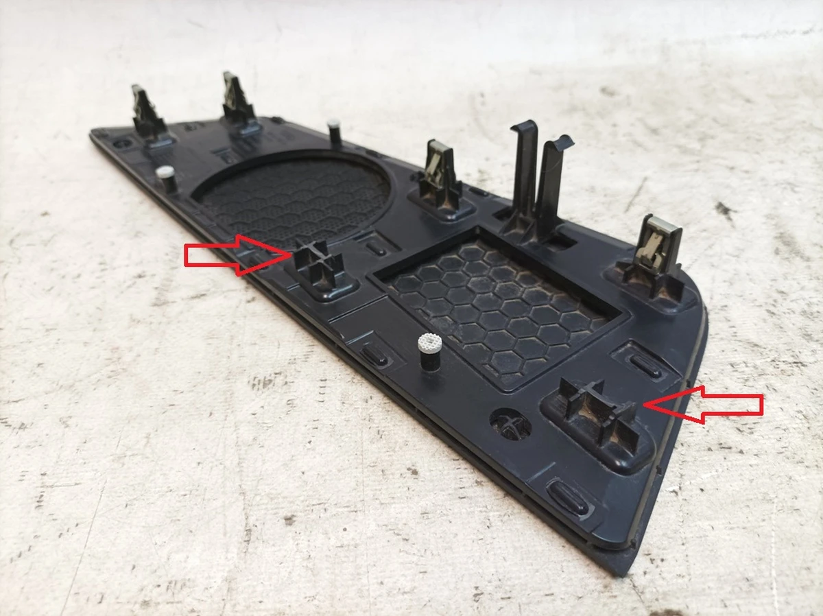 Central dashboard speaker trim with damage Audi E-tron 4KL857367A