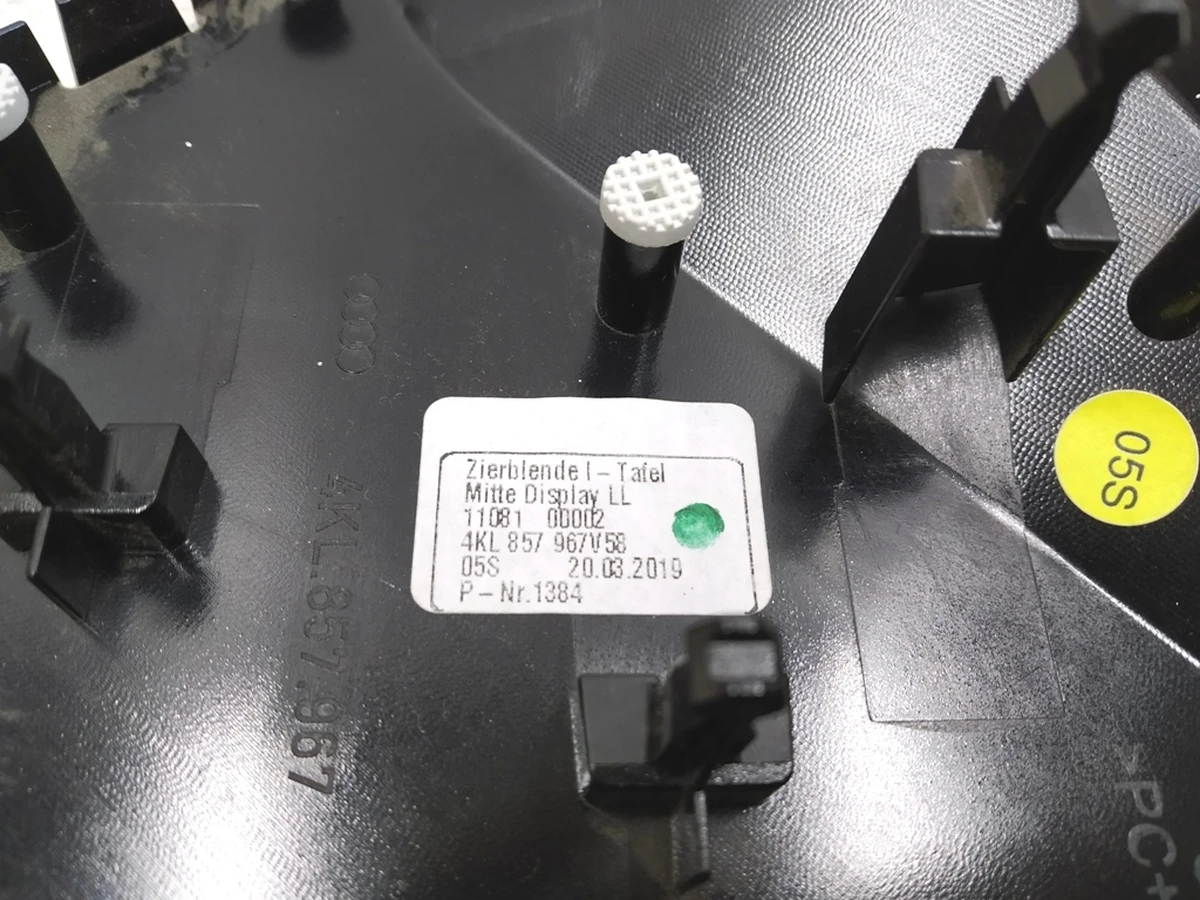 Накладка декоративная передней панели V58 черный особо глянцевый Audi E-tron 4KL857967