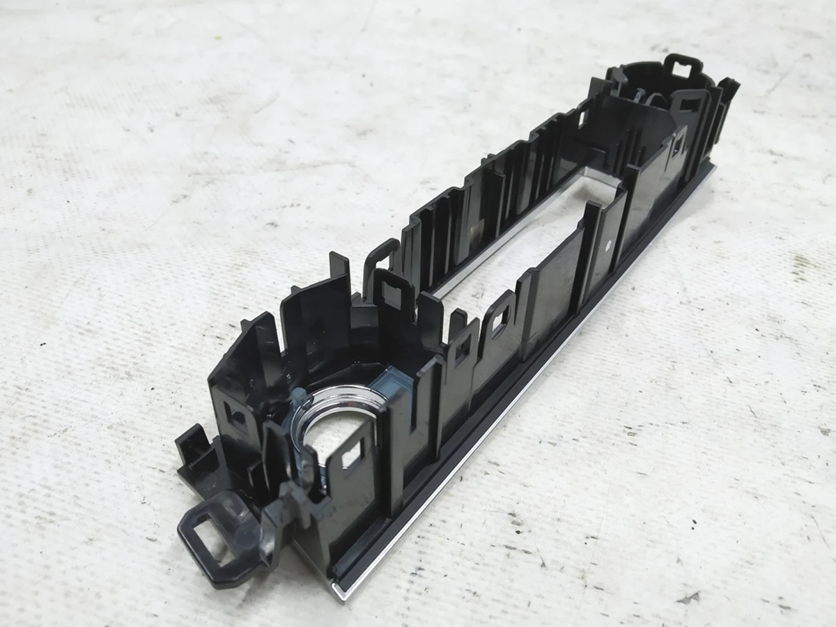 Накладка центральної консолі із кріпленням багатопозиційних перемикачів Audi E-tron 4KL863263