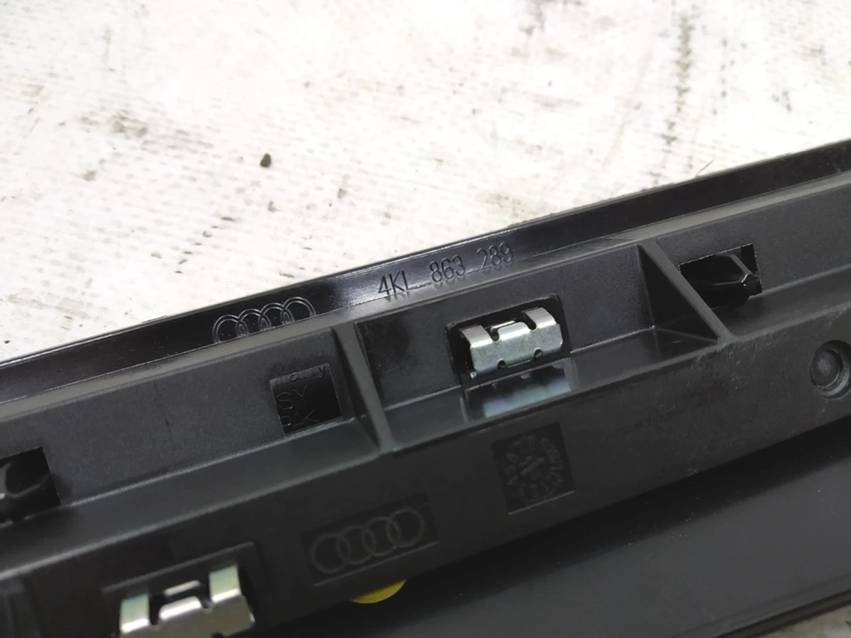 Накладка панели управления и индикации центральной консоли верх Audi E-tron 4KL863289