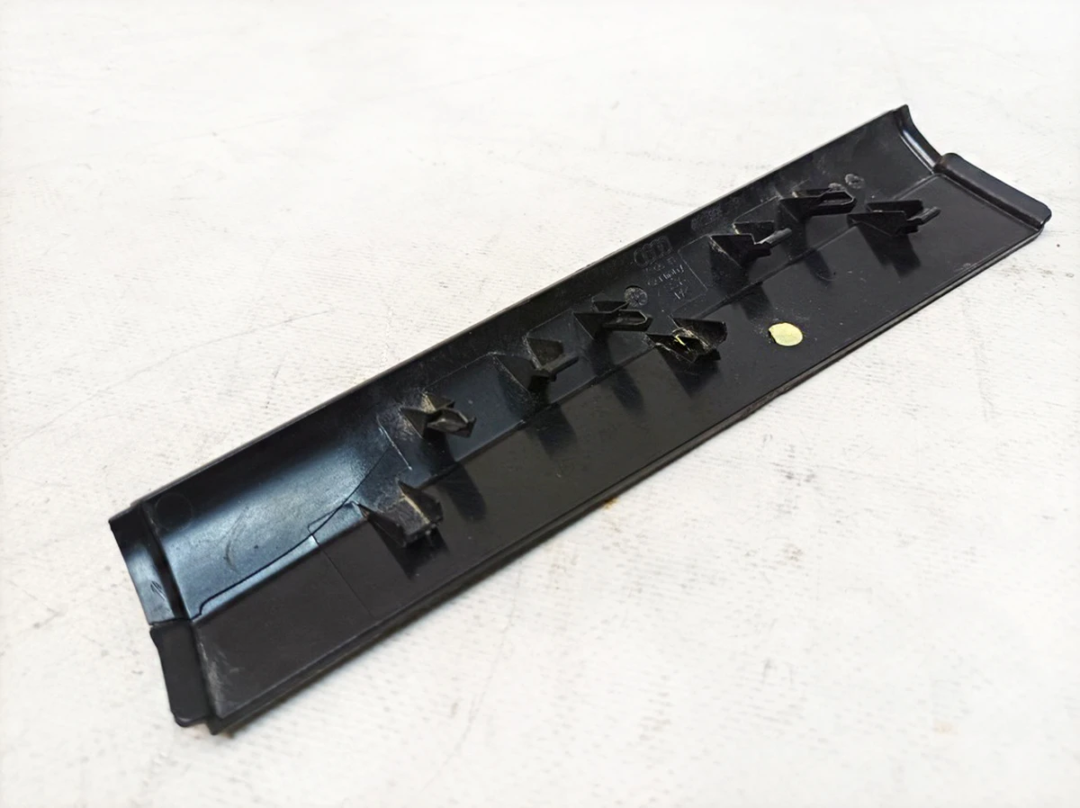 Накладка панелі керування та індикації центральної консолі верх із пошкодженням Audi E-tron 4KL863289