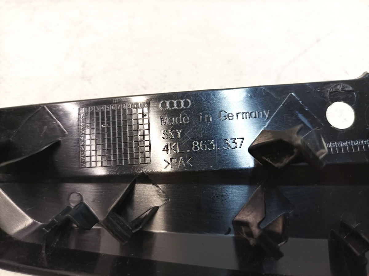 Накладка панели управления и индикации центральной консоли слева (множество царапин) Audi E-tron 4KL863337