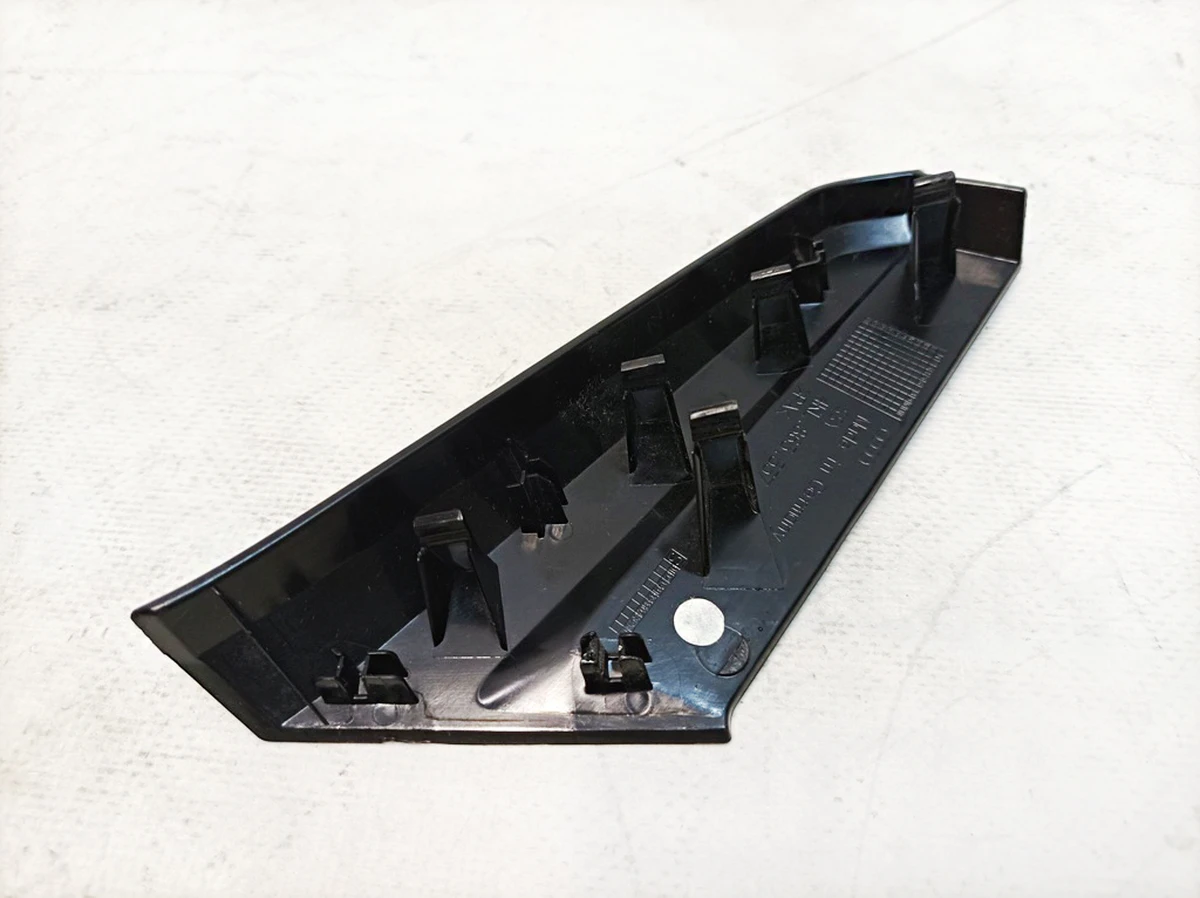 Накладка панели управления и индикации центральной консоли слева (множество царапин) Audi E-tron 4KL863337