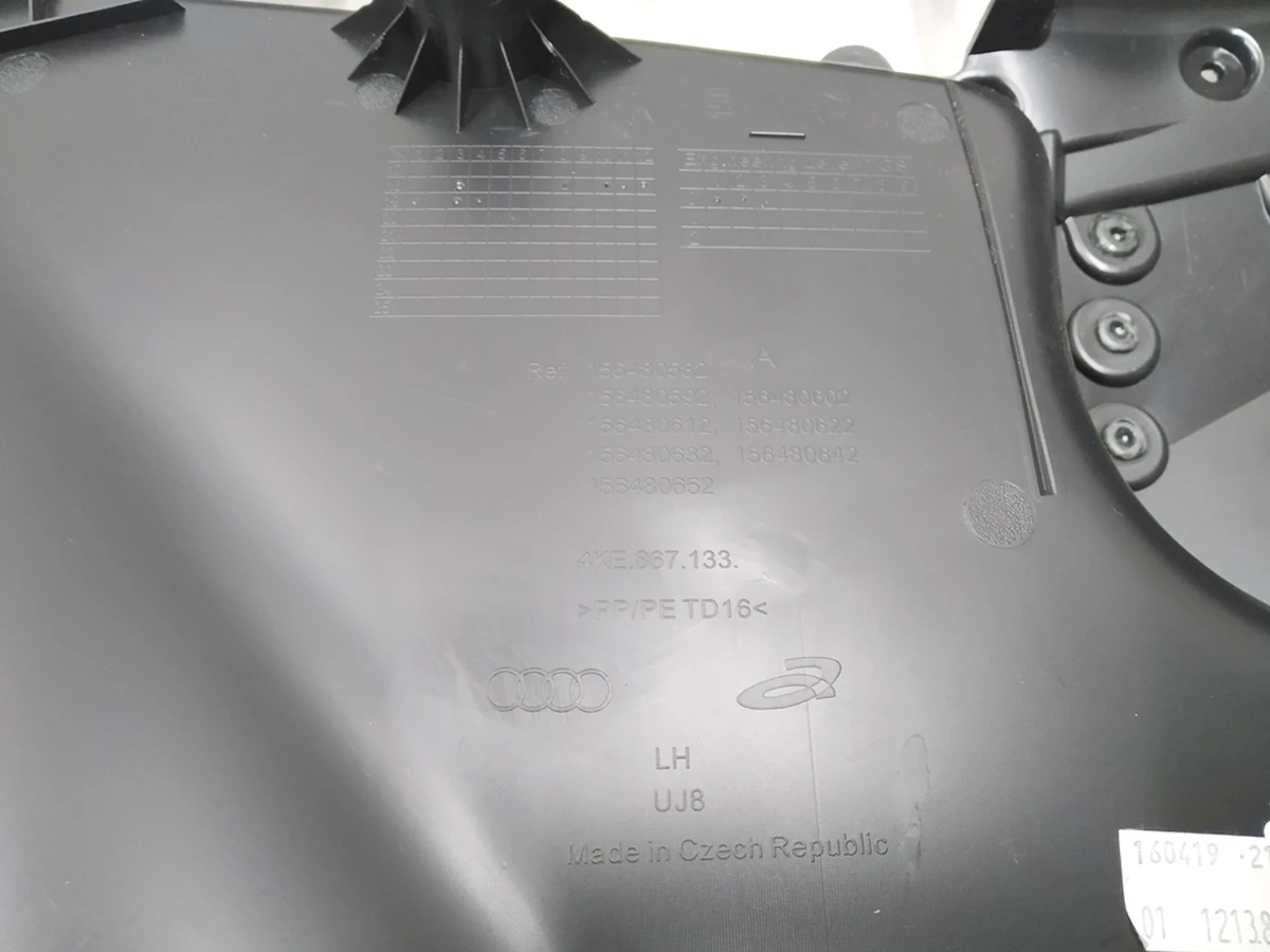 Карта двери передней левой (алькантара) в сборе с подсветкой и накладками Audi E-tron 4KL867103F