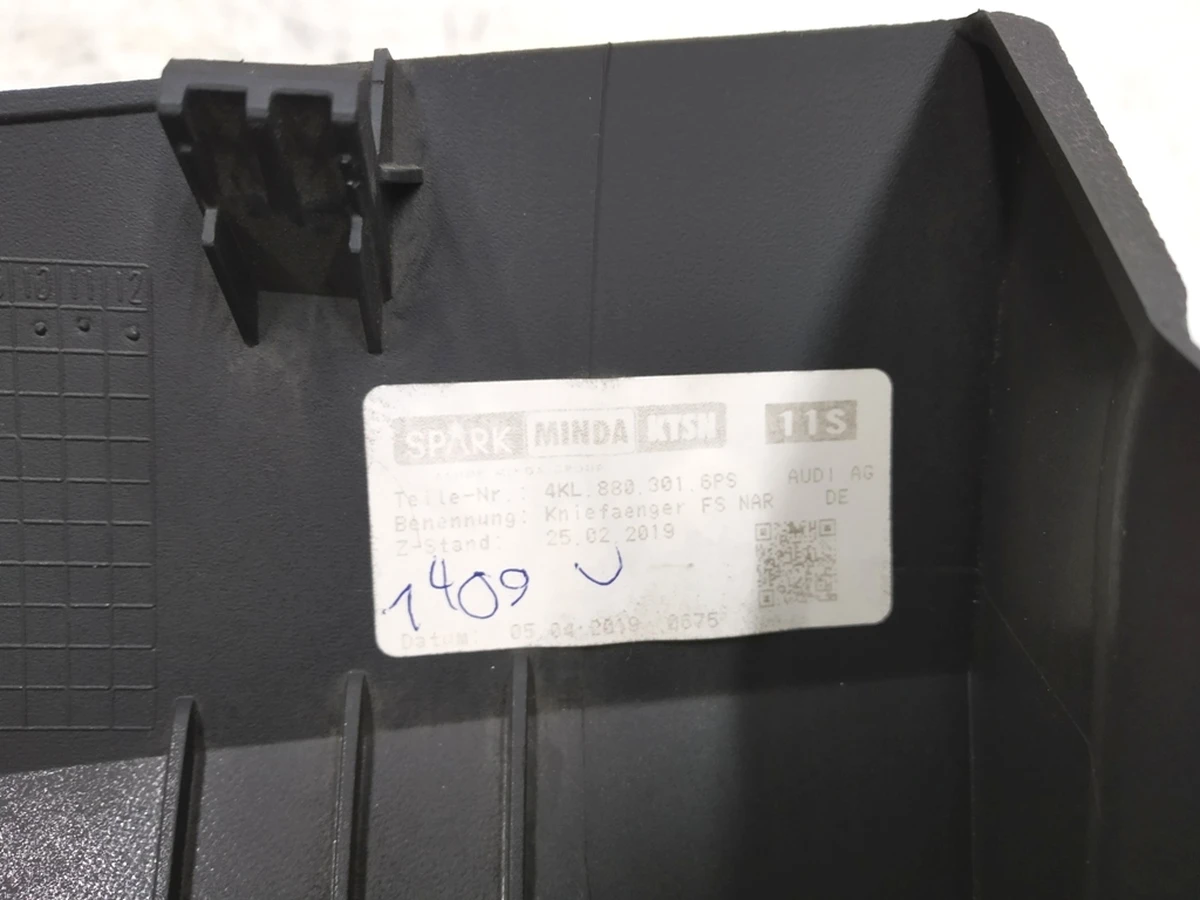 Front panel trim for storage compartment Audi E-tron 4KL880301