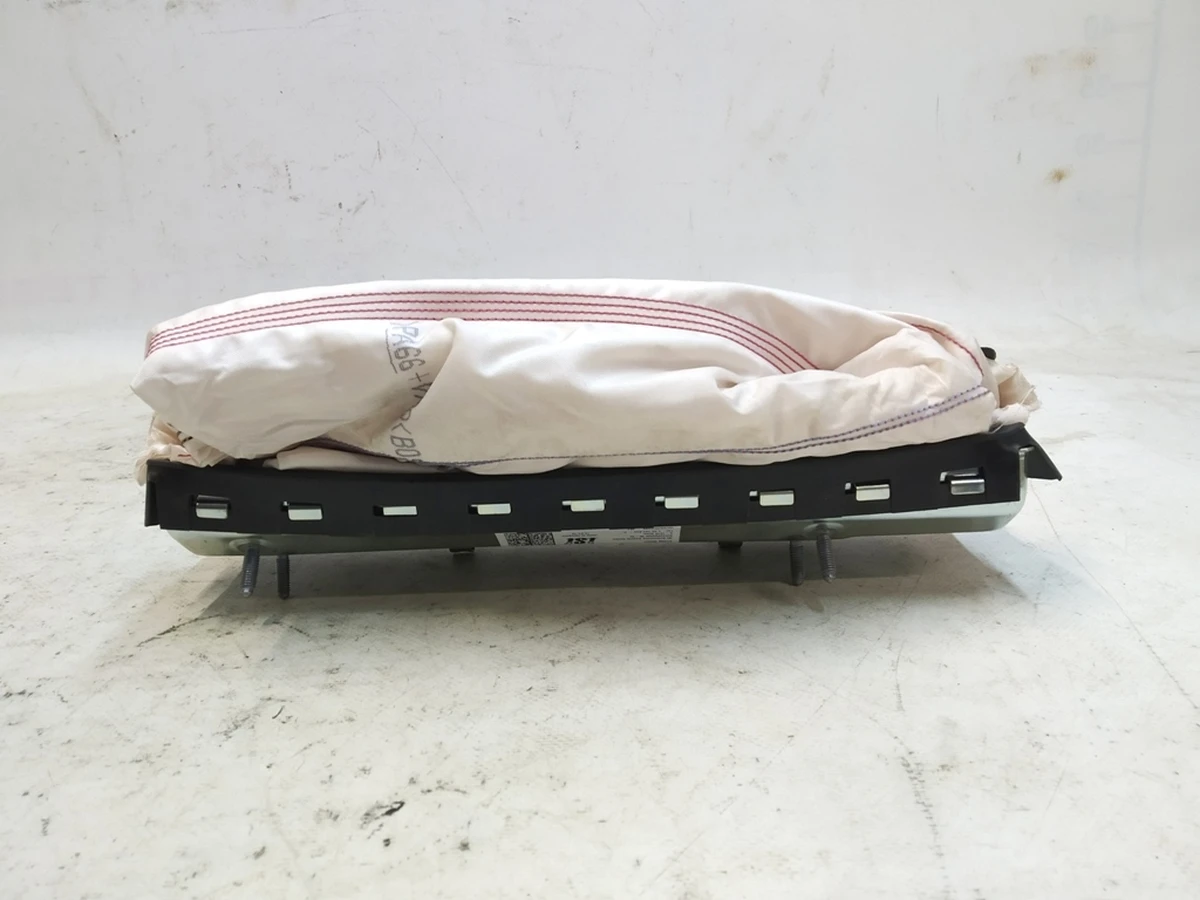 Подушка безопасности коленная с повреждением Audi E-tron 4KL880841D