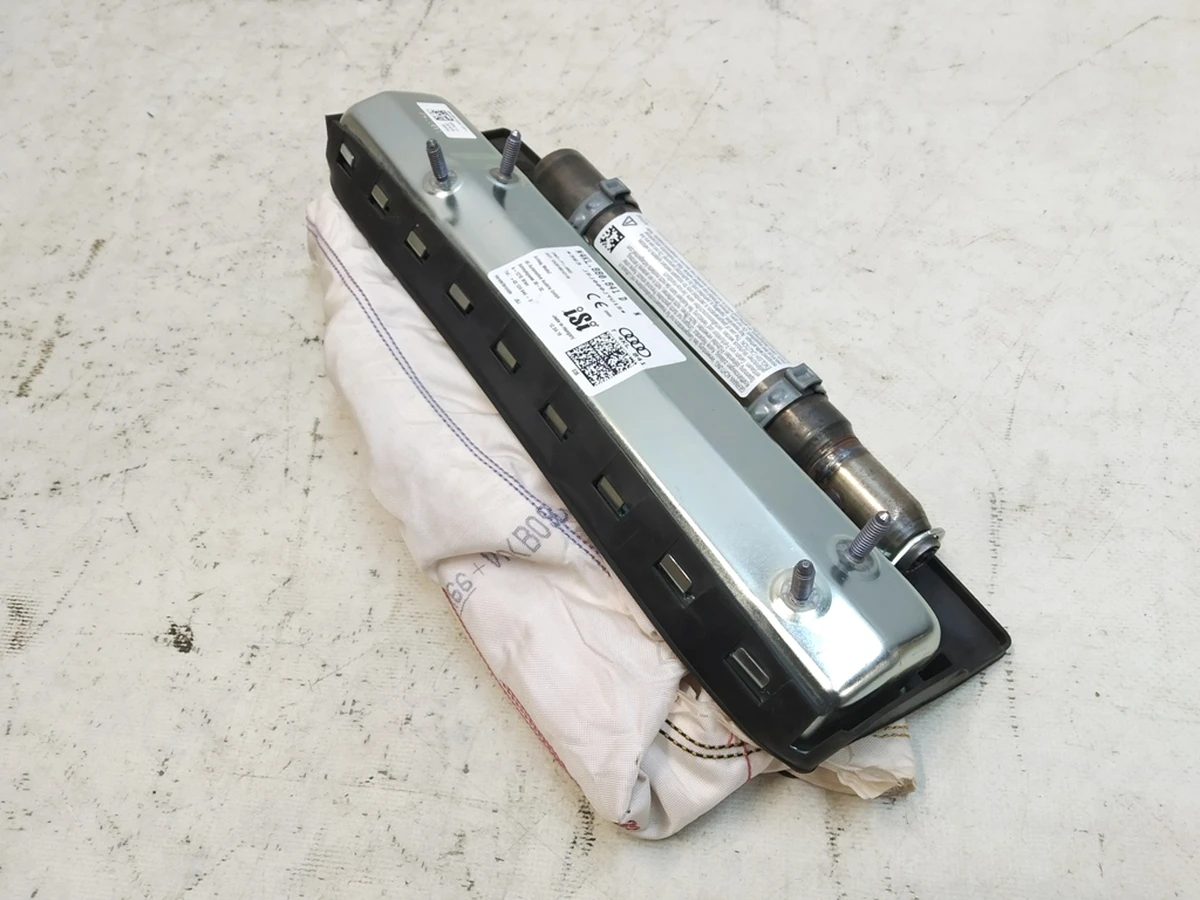 Подушка безопасности коленная с повреждением Audi E-tron 4KL880841D