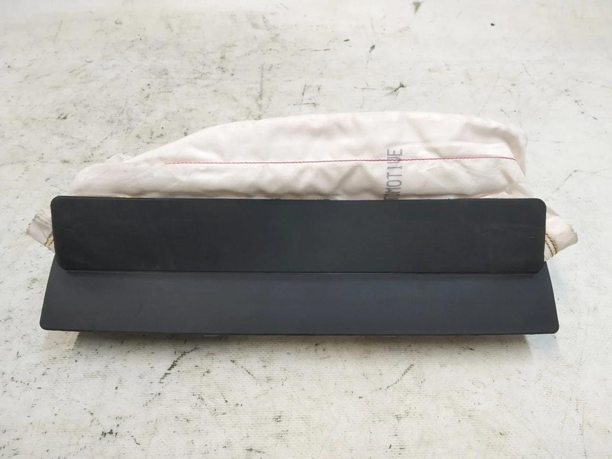 Подушка безопасности коленная с повреждением Audi E-tron 4KL880841D