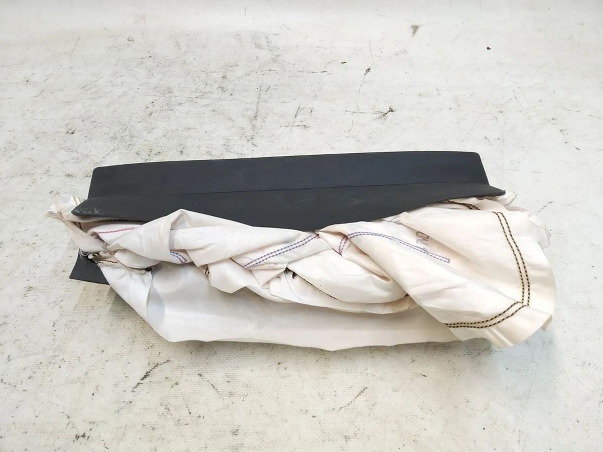 Подушка безопасности коленная с повреждением Audi E-tron 4KL880842D