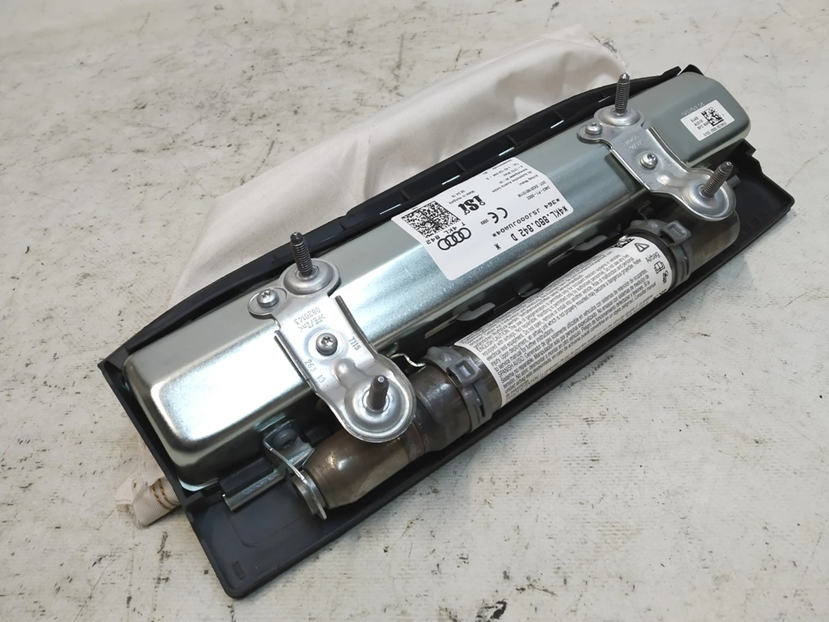 Подушка безопасности коленная с повреждением Audi E-tron 4KL880842D
