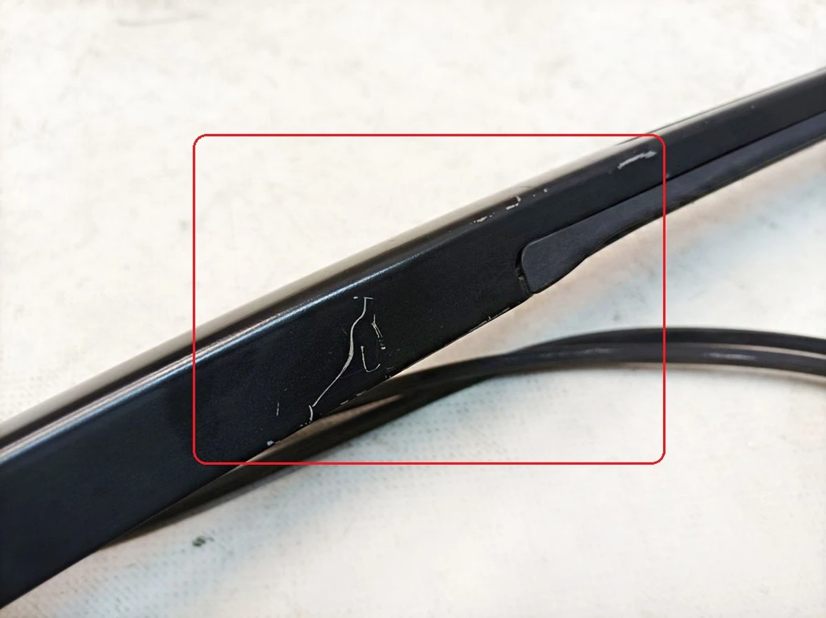 Right windshield wiper arm with scratches Audi E-tron 4KL955408A
