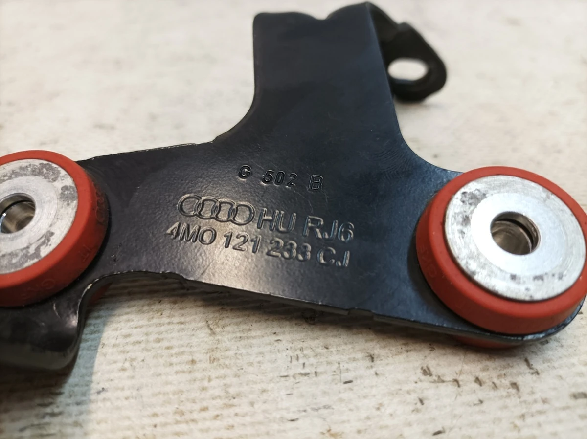 Кронштейн керуючого клапана з гумовою опорою в зборі Audi Q7 4M0121233CJ