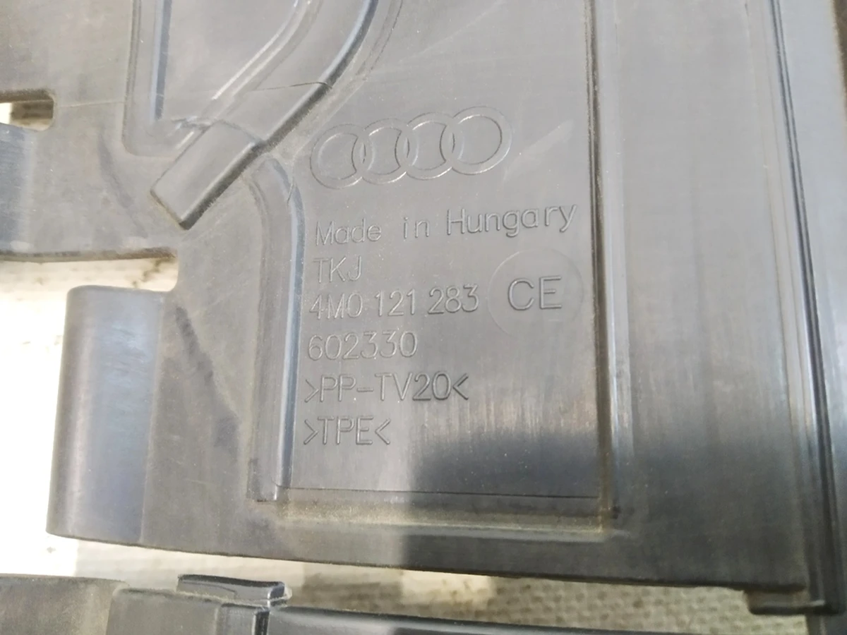 Radiator air duct housing front left damaged Audi Q7 4M0121283CE