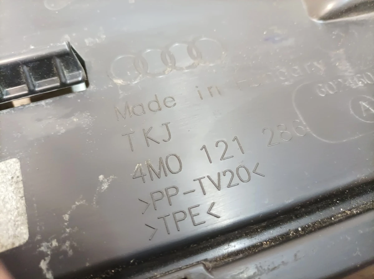 Корпус повітроводу радіатора передній нижній Audi Q7 4M0121286A