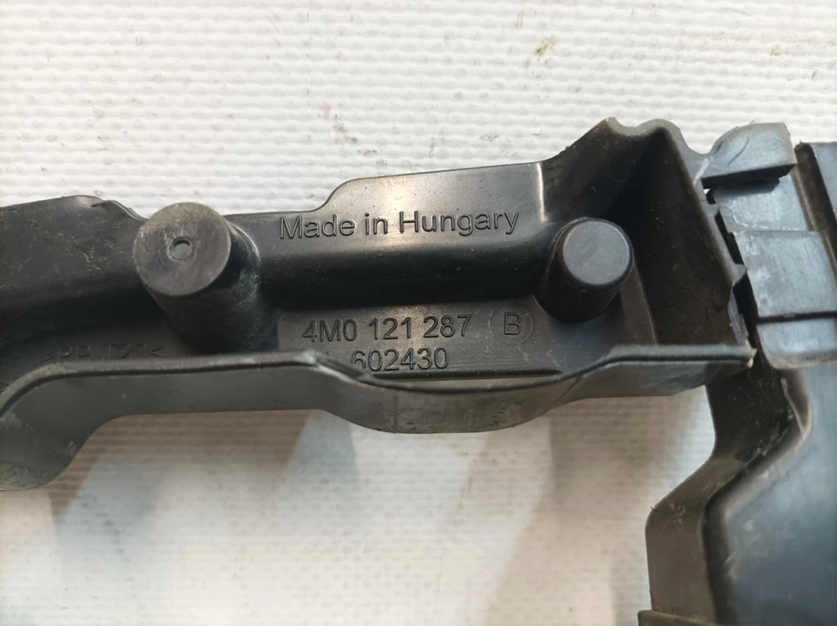 Front lower air duct bracket damaged Audi Q7 4M0121287B