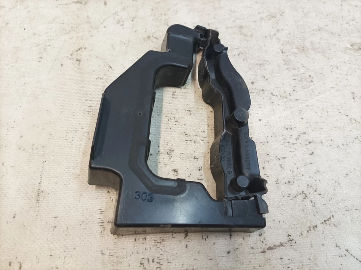 Front lower air duct bracket damaged Audi Q7 4M0121287B