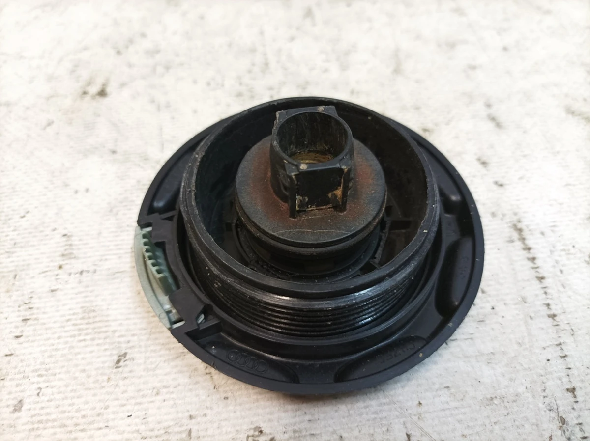 Expansion tank cap with damaged valve mount 1.6 bar Audi Q7 4M0121321K