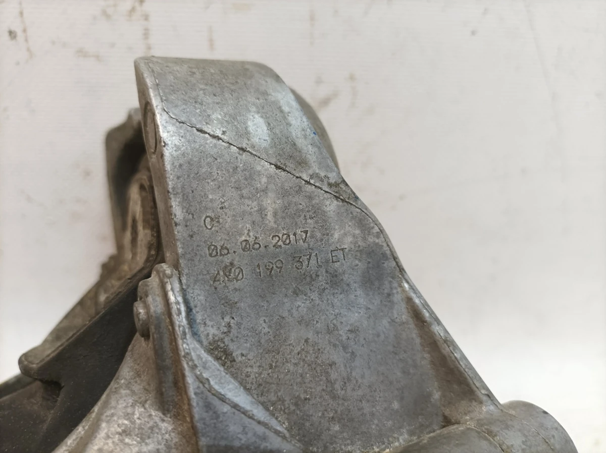 Опора двигателя электрическая левая с изношенной подушкой Audi Q7 4M0199371ET