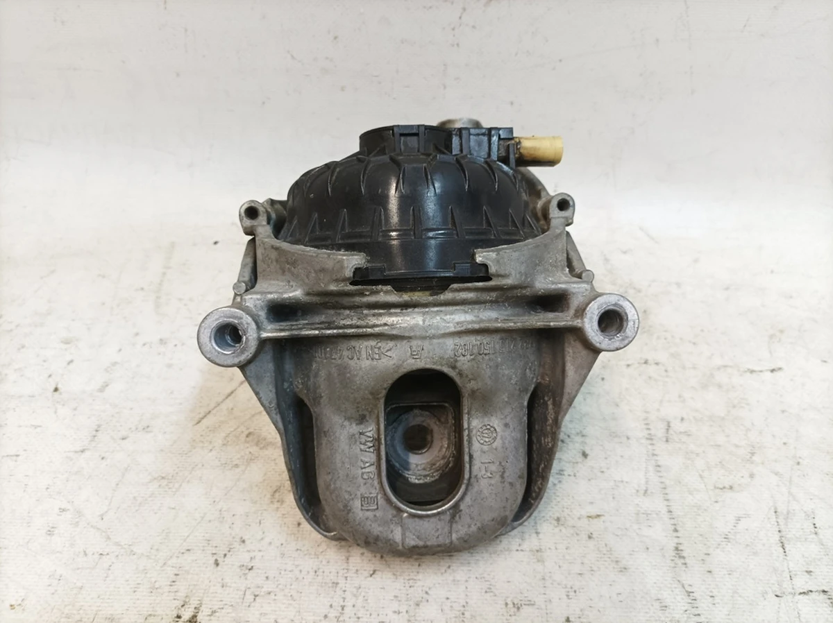 Опора двигателя электрическая левая с изношенной подушкой Audi Q7 4M0199371ET