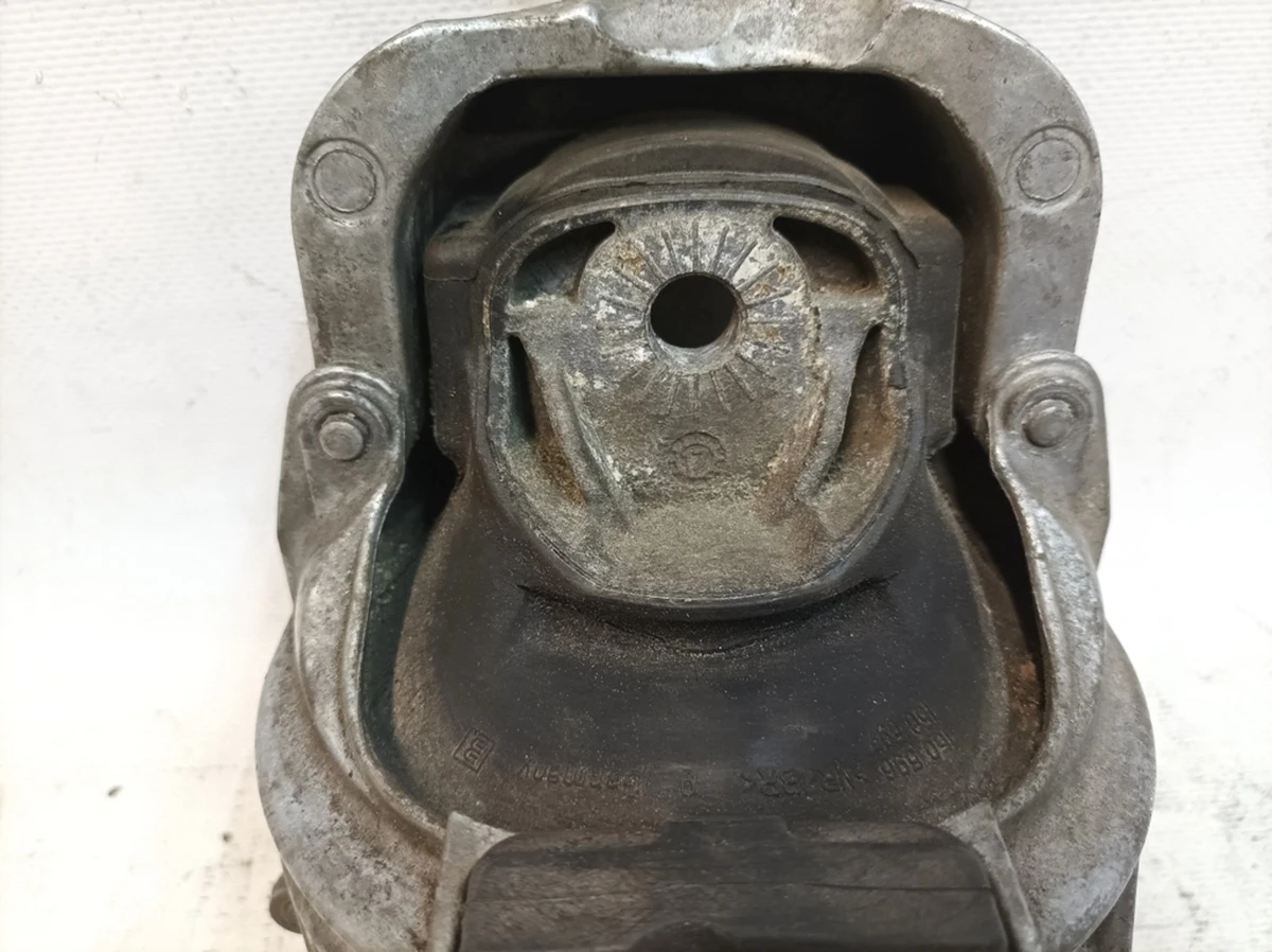 Опора двигателя электрическая левая с изношенной подушкой Audi Q7 4M0199371ET