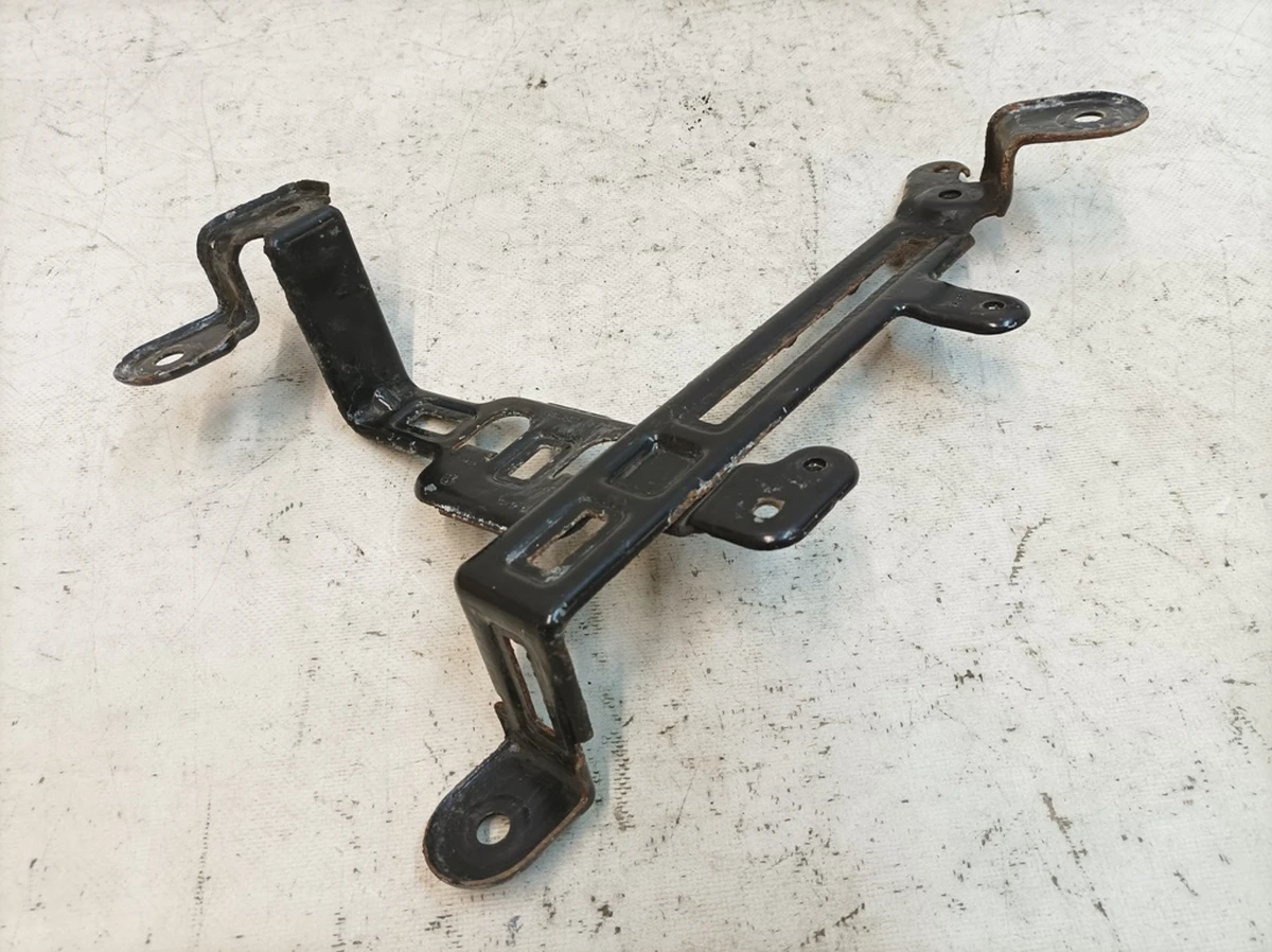 Кронштейн кріплення обсорбера системи уловлювання парів палива Audi Q7 4M0201827R