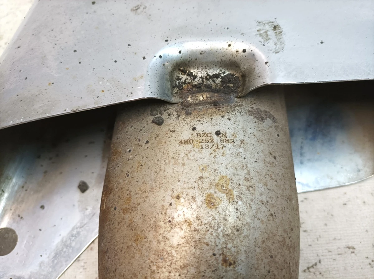 Trim muffler pipe tip right with damage Audi Q7 4M0253682K