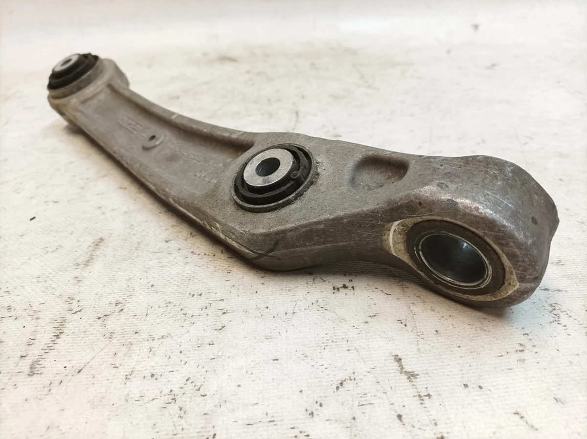 Right carrier arm with damaged silent blocks Audi Q7 4M0407152H