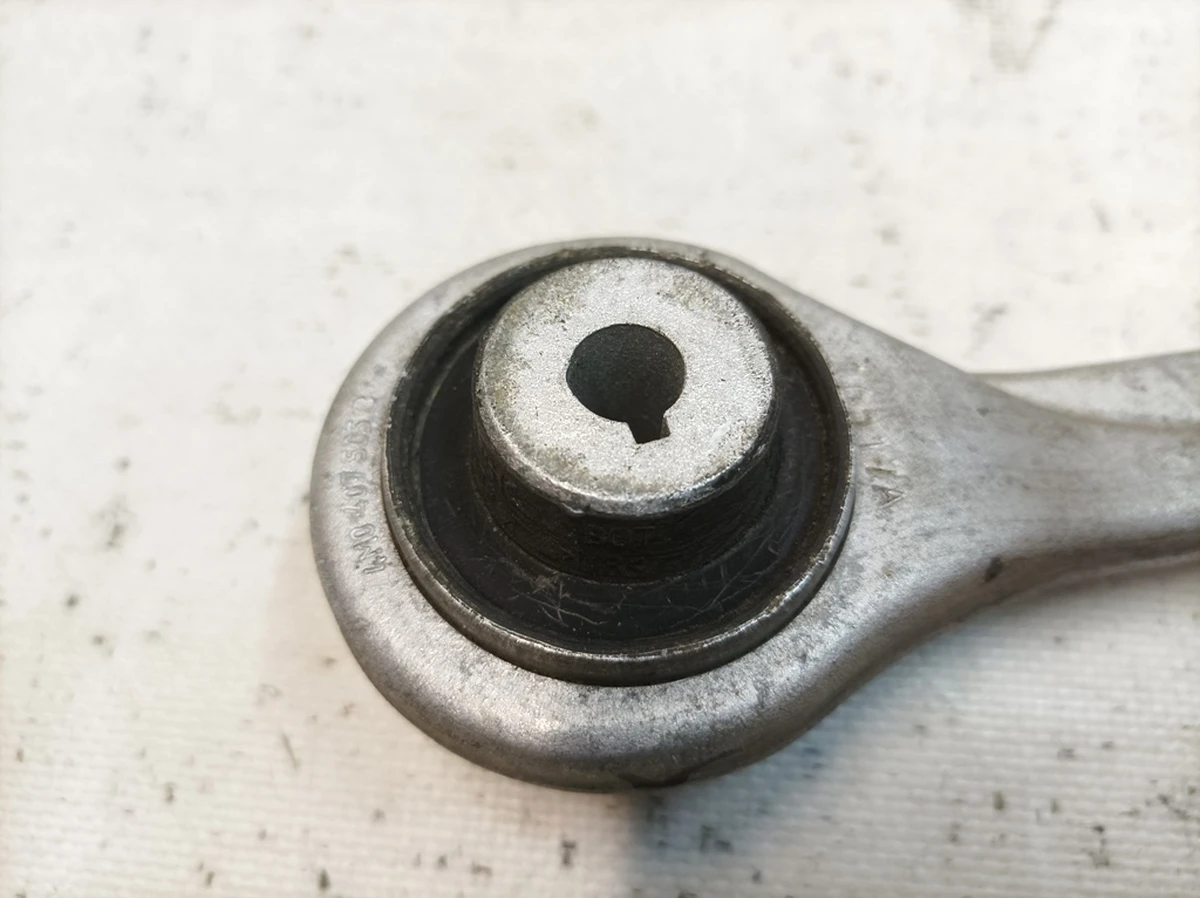 Front suspension arm left upper front with worn silent block Audi Q7 4M0407505B