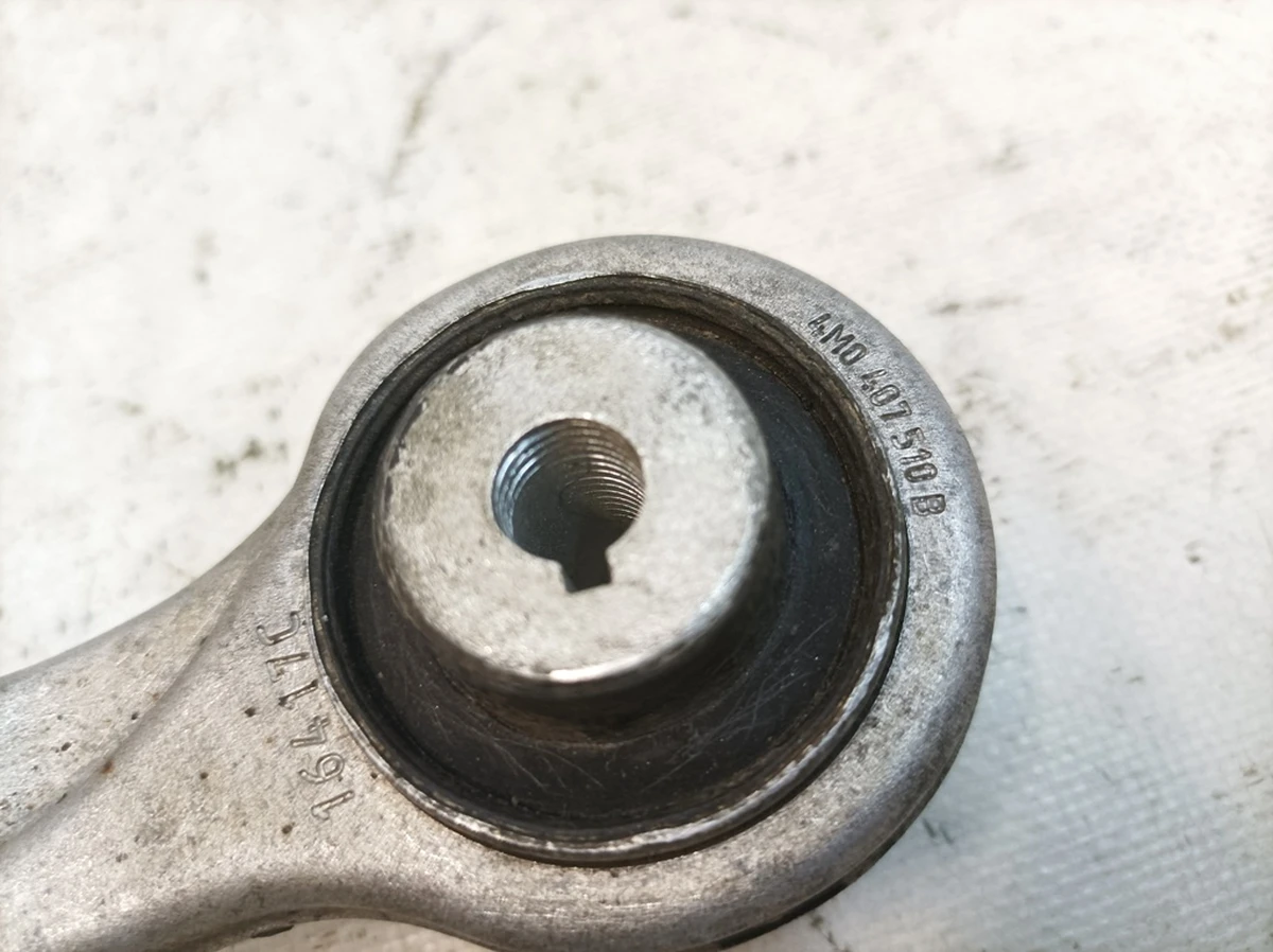 Рычаг передней подвески правый верхний задний с изношенным сайлентблоком Audi Q7 4M0407510B